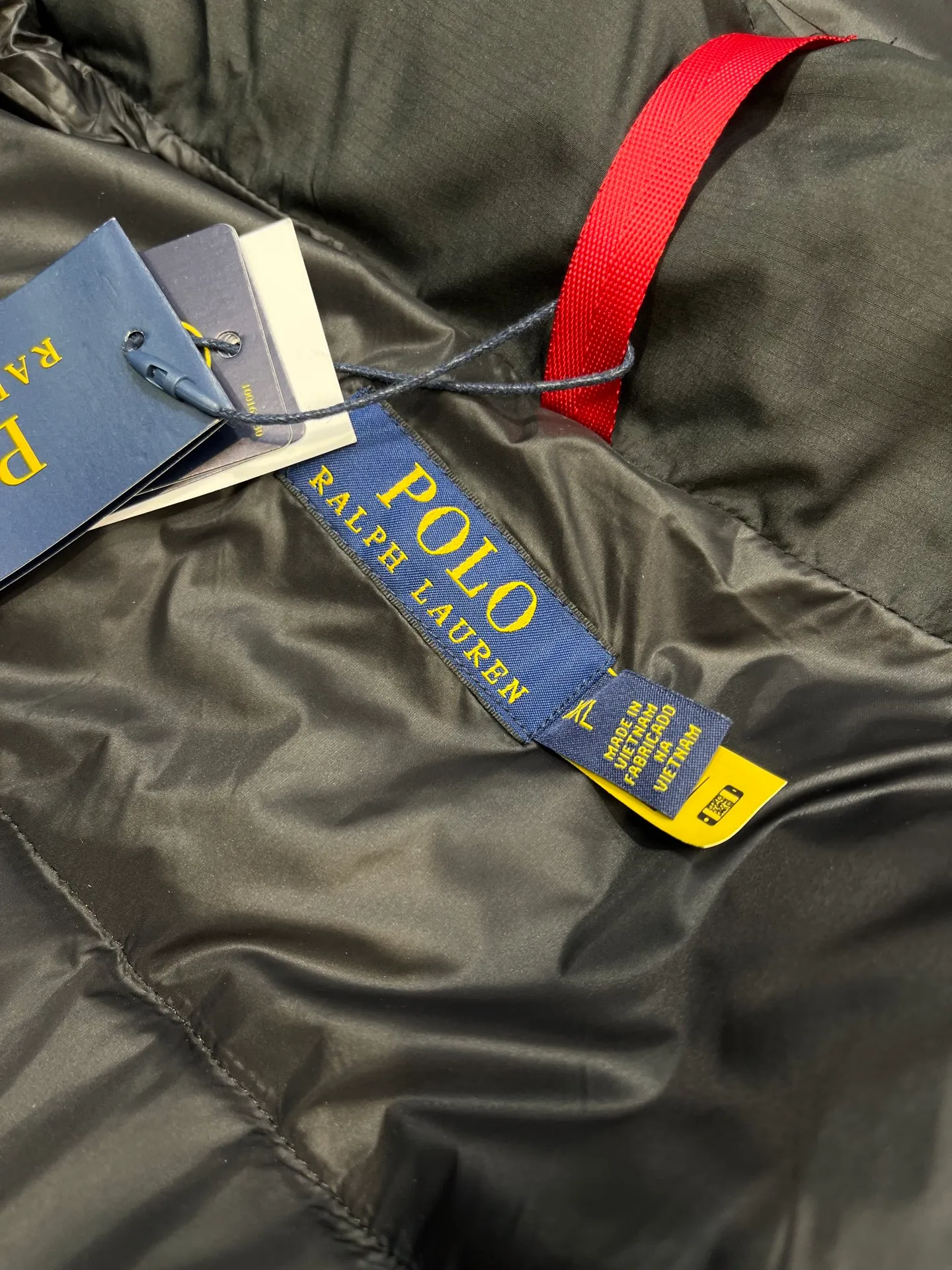 P980 Ralph Lauren polo unisex matte down jacket. Ralph is going crazy this year. The upper body fabric of major internet celebrities has a double-layer shin feel, which is full of weight! It's not as heavy as a regular jacket, and the ordinary cotton material feels really different. This one is super comfortable, soft and stylish, and has a green plaid interior that has a retro movie fashion feel! ✅Original custom-made 40D plaid four-level waterproof fabric, waterproof and anti-static fabric, exclusively using the original single-layer fabric method. The use of single-layer fabric has tested that the fabric and down must meet the standards to prevent velvet running, and ensure the feel and bulkiness. The interior is made of nylon double-layer sealing design, which will not cause any velvet running phenomenon. The adjustable hem with built-in drawstring buckle can prevent wind and cold. ✅ Silhouette jacket The upper body shape is super good, and the LOGO design on the chest is prominent. It is a style highly recommended by foreign bloggers. ✅Original original data layout, coordinated, loose, warm, fashionable, real original internal data, tolerant version. ✅Imported Behringer embroidery machine, custom-made 10,000-needle electric embroidery, using imported No. 7 needles, imported embroidery thread, ensuring that each word is full, three-dimensional and clear, and can be called the most expensive embroidery logo. ✅It is filled with national standard 80% white duck down, which has better thermal insulation performance, is light and not heavy, and has good fluff recovery after compression! ✅RDS certified high-quality 700 high fluffy white duck down filling ✅The zipper is customized from the Yoshida RL factory, with clear engravings and perfect and smooth texture ✅Accessories and buttons are all developed using the original version The fit is loose but not baggy. The size is just right and not picky. The dropped shoulder design modifies the shoulders without making them look bulky. This silhouette is a style that will never go out of style. The upper body is also very durable and recognizable. The loose and reasonable fit can be worn by both men and women. It is easy to create a clean and refreshing youthful look. Size: S M L XL XXL